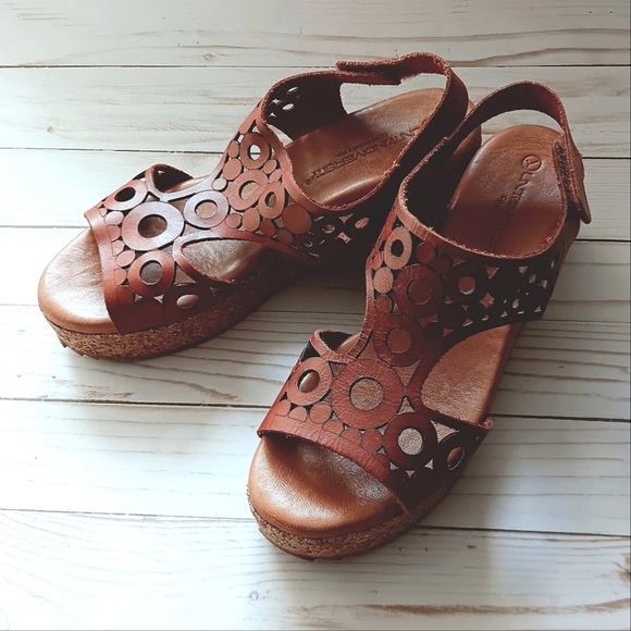 Unity In Diversity| Fanny Wedge Sandal EU 41/US 10 Brown Leather Circular Cutout